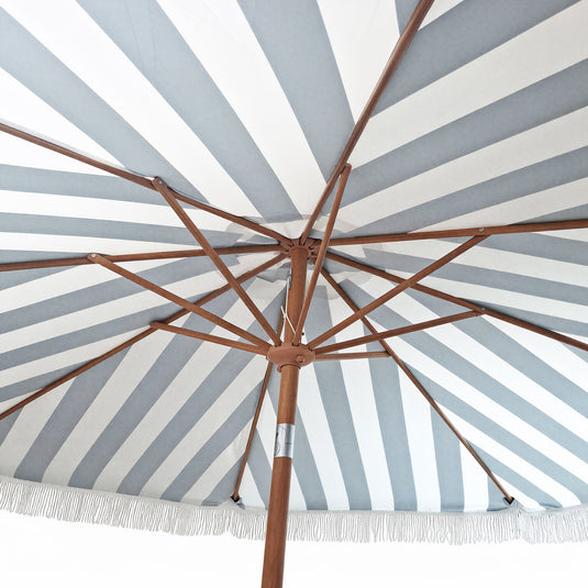 Sombrilla estilo Rayas y Borlas, STRIPE & TASSELS, color Verde con blanco - 19-0413TPG